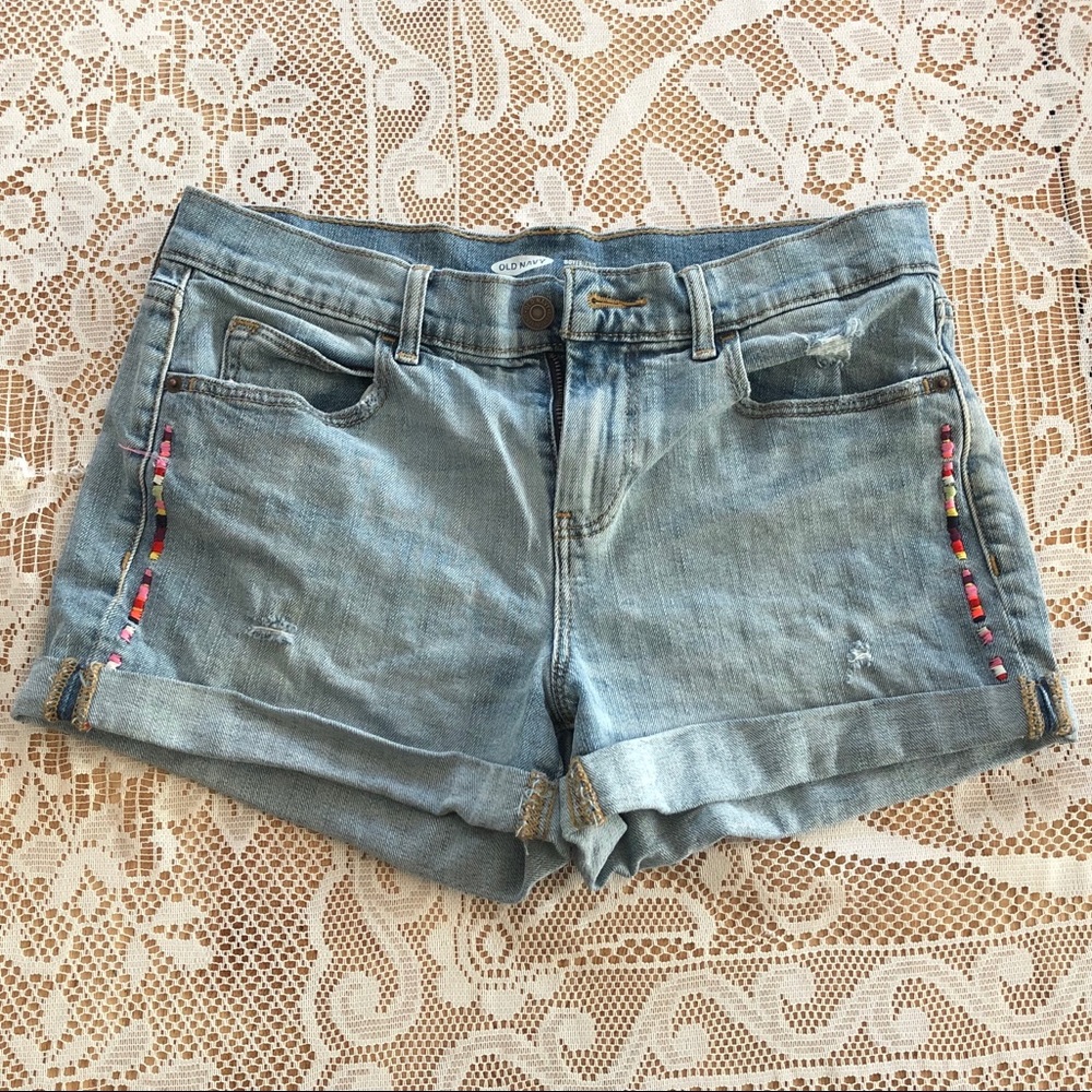 Light wash shorts with embroidery